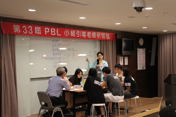 第三十三屆PBL研習營小組演練照片,共有1位tutor,7位學生