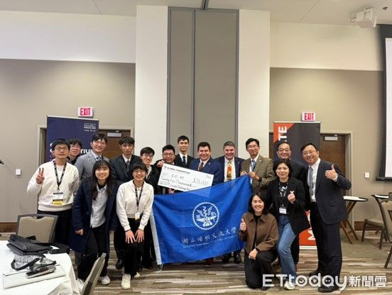 國立陽明交通大學醫學系學生，遠赴美國參加UIUC首屆全球工程醫學高峰會團體合照
